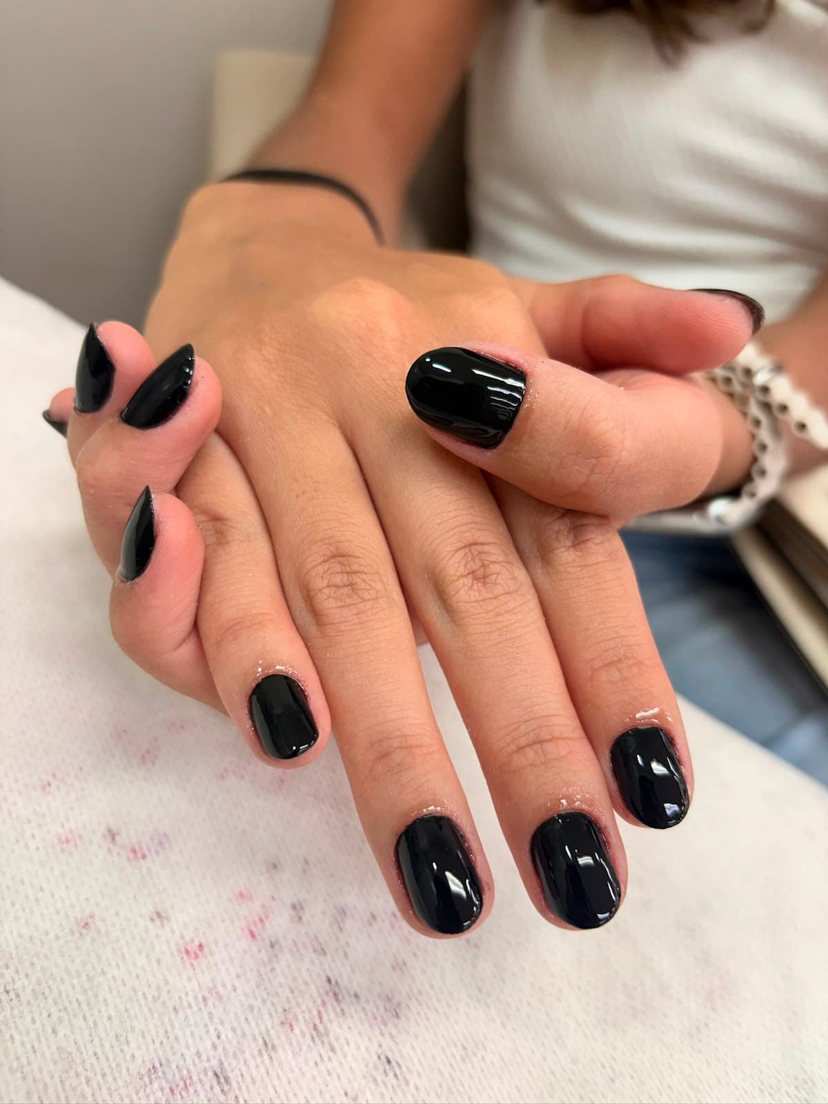 Unhas pretas em formato stiletto